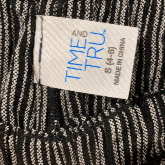 Shorts | Small - Picture 3 of 3